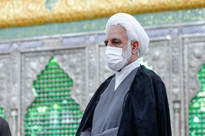 رئیس دستگاه قضا در حرم امام رضا(ع) ؛ پای حرف یک ارباب رجوع نشست