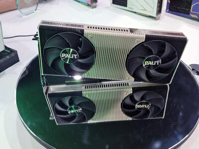 امضای جن‌سون هوانگ بر روی کارت گرافیک متالیک RTX 5090 Tornado