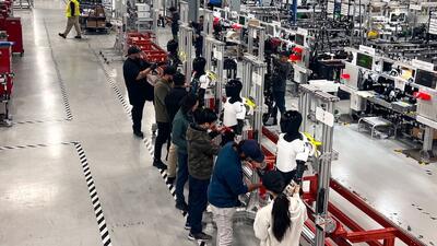 آیا ربات Optimus تسلا می تواند جایگزینی برای انسان در کارخانه باشد؟