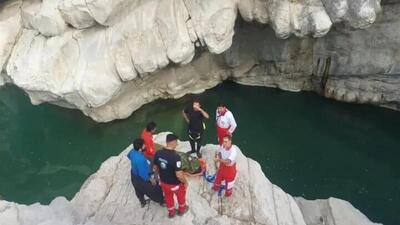 نجات ۳ گرفتار در رودخانه کرج