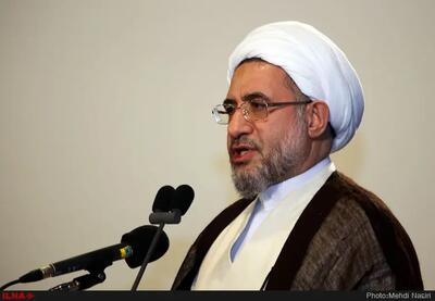 حوزه‌های علمیه از سیاست جدا نیستند/ امروز باید حوزه‌های علمیه در فضای مجازی وارد شوند
