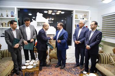 امضای تفاهم نامه همکاری مشترک سازمان انرژ ی‌های تجدیدپذیر با استانداری فارس