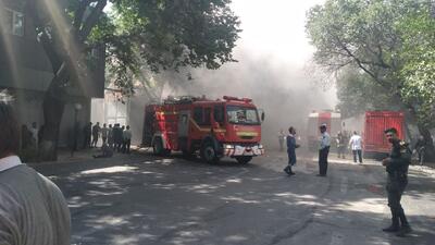 مهار آتش سوزی انبار کفاشی در تبریز با مصدومیت ۲ آتش نشان همراه شد