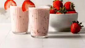 طرز تهیه میلک شیک توت فرنگی نوشیدنی خوشمزه و پرطرفدار