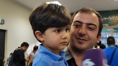 واکنش جالب کودک استقلالی به قهرمانی با گل روزبه - پارس فوتبال