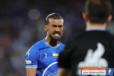 استقلال ؛ رامین رضاییان ژست جالبی با جام قهرمانی جام حذفی گرفت