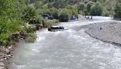 فیلم گیر افتادن خودرو در رودخانه کرج