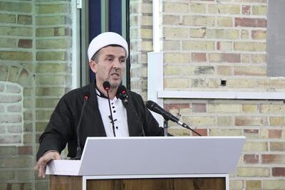 سیره نظری و عملی امام خمینی(ره)، الگویی برای مسئولان است