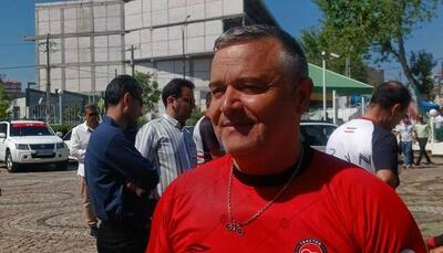 پیراهن تراکتور بر تن سرمربی تیم دوچرخه‌سواری ترکیه‌