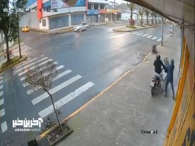 مبارزه جانانه و تن‌به‌تن یک شهروند با سارقین وسط خیابان
