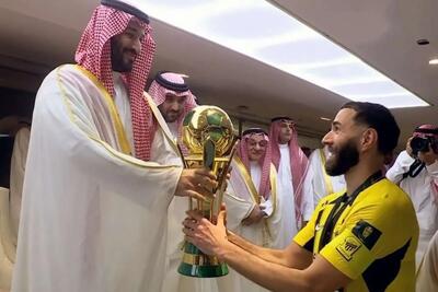 محمد بن سلمان جام خادم الحرمین را به بنزما تقدیم کرد (فیلم)