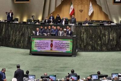 حمله تند روزنامه اصولگرای جوان به اصولگراهای انقلابی: در اقلیت هستند، اما صدای‌شان در بوق است
