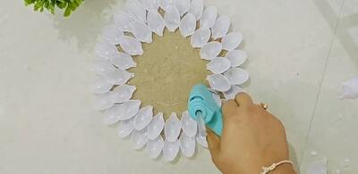 ایده های خلاقانه برای تزیین دیوار و کاردستی با قاشق پلاستیکی!