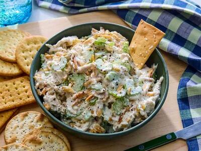 طرز تهیه سالاد مرغ کلاسیک به روش رستورانی | اقتصاد24