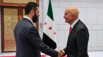 لحظه استقبال جولانی از فرستاده ویژه ترامپ در کاخ ریاست‌جمهوری دمشق | برافراشتن پرچم دمشق توسط باراک در خاک سوریه |تصاویر