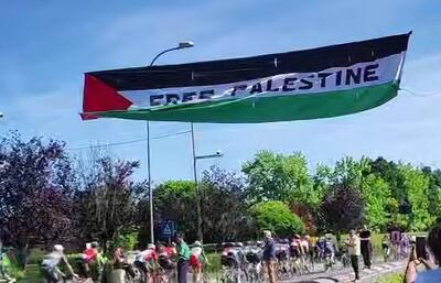 فیلم/ نصب پرچم فلسطین در مسابقات دوچرخه سواری بین‌المللی در ایتالیا