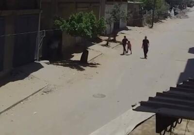 فیلم/ نجات جان یک کودک قبل از بمباران در غزه