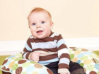 چگونه به کودک کمک کنیم بنشیند؟ (ویدئو)