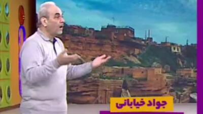 تلاش جواد خیابانی در انتخاب کتابخانه چند طبقه در عوض ساختمان چند طبقه + فیلم - پارس فوتبال