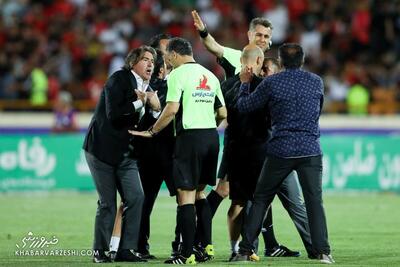 درگیری ساپینتو با هواداران پرسپولیس!/ استقلال فینال جام حذفی را باخت، سرمربی آبی‌ها در فرودگاه جنجال کرد/حضور کمک داور در جشن پرسپولیسی ها! - پارس فوتبال