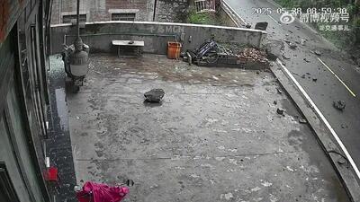 فیلم حادثه ریزش سنگ در جاده کوهستانی