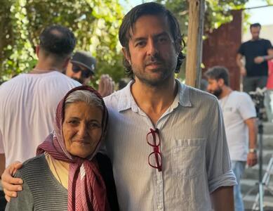 تشویق بازیگر نقش مادر جواد عزتی توسط هومن سیدی در پشت صحنه «وحشی» | ویدیو