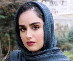 عکس جدید بازیگر زن مشهور سریال «هیولا» با چادر درحال زیارت امام‌زاده صالح!