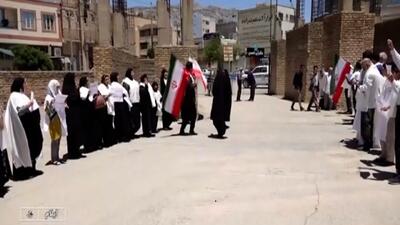 تشکیل زنجیره انسانی در حمایت از انرژی صلح آمیز هسته‌ای + فیلم