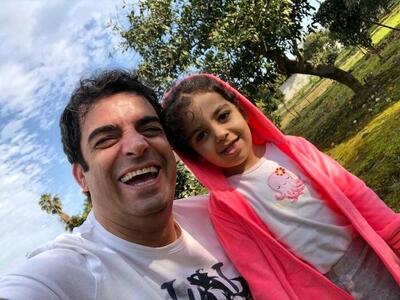 منوچهر هادی «کارگردان سریال یزدان» و دخترش/ عکس