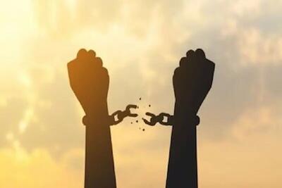 زوج همدانی پیش از عزیمت به خانه خدا یک زندانی را آزاد کردند