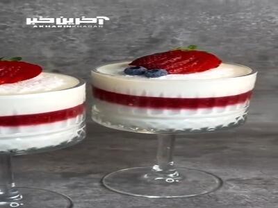 دسر توت فرنگی از روی هر غذایی میچسبه