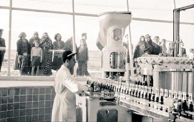 تصویری از افتتاح خط تولید نوشابه در کارخانه‌ پپسی کولا در تهران ۱۳۳۵ و مردم عادی که به تماشا آمده‌اند...