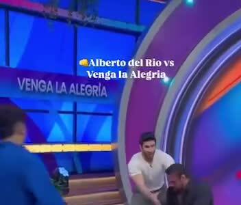 کتک‌کاری وحشیانه روی آنتن زنده؛ حمله آلبرتو دل ریو به عوامل برنامه!