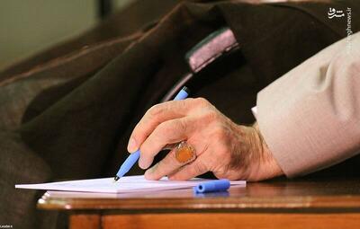 عکس/ دست خط رهبر انقلاب بر کتاب  روح الله