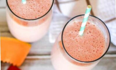 طرز تهیه اسموتی ملون و توت‌ فرنگی؛ خوشمزه و آسان