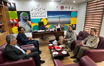 نشست مشترک رئیس فدراسیون شمشیربازی با مسئولان وزارت دفاع - پارس فوتبال