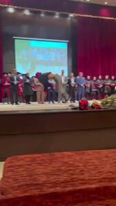 حرکات آکروباتیک یک دانشجو در مراسم فارغ‌التحصیلی + فیلم