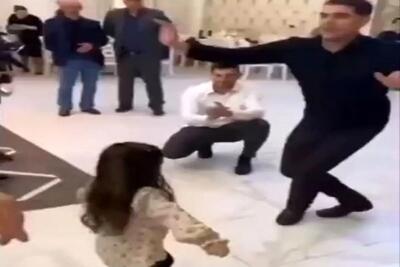 آواز شاد؛ ببینید این دختر کوچولو وسط مجلس چه هماهنگ با باباش میرقصه و دلبری میکنه