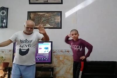آواز شاد؛ پدربزرگ بیخیال دنیا میرقصه نوه اش فیلم گرفت دید خودشم قرش گرفت اونم رفت وسط