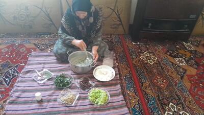 درست کردن آب دوغ خیار در هوای گرم روستای خورهشت+ فیلم