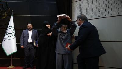 شهردار قم با استقبال خانواده شهدا، کار خود را آغاز کرد