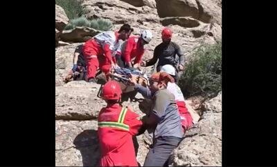 نجات زن باردار سقوط‌کرده از ارتفاع ۱۵۰ متری در منطقه کن (فیلم)