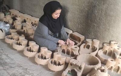 زنی که از خاک زندگی می‌سازد