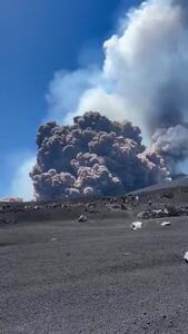 فوران آتشفشان و فرار گردشگران