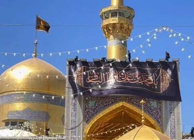 فیلم/ نصب کتیبه‌های شهادت امام باقر(ع) در حرم رضوی