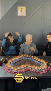 سوپرایز عاشقانه علیرضا خمسه برای همسر جوانش در یک کافه با موزیک و چیدمان درجه یک
