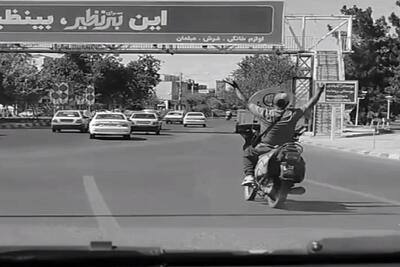 آواز شاد؛ پسره عاشق یا دیوونه رو موتور با رقص چپ و راست رفت همه تو خیابان قفل اداهاشن