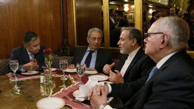 دیدار عراقچی با سه وزیر خارجه پیشین مصر در رستورانی در قاهره