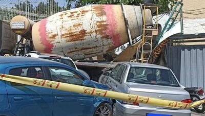 حادثه رانندگی در سعادت‌آباد؛ کامیون میکسر بتن با ۳ خودرو و دیوار ساختمان برخورد کرد