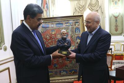 دیدار قالیباف و رئیس جمهور ونزوئلا/هدیه خانوده شهید سلیمانی برای نیکولاس مادورو